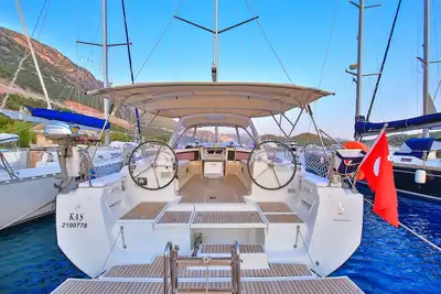 Image de Vacances à la voile dans un Beneteau Oceanis 48 le long de la mer Méditerranée à Kas,