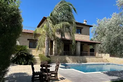Image de Villa en pierre traditionnelle «Valencia Grove» avec piscine