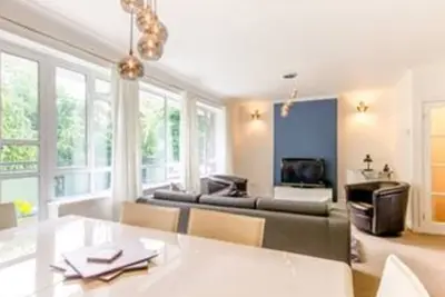 Image de Superbe appartement de deux chambres avec vue sur le parc \/ ruisseau Dollis.