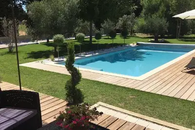 Image de Villa provençale 6 à 8 personnes, piscine privée et beau jardin méditerranéen