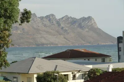 Image de T2 dans batiment securise, plage de sable au coin, 2 pas centre ville