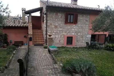Image de Assise - Casetta Orsola immergée dans les vertes collines. Prix spéciaux