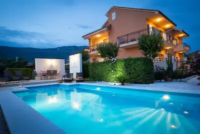 Image de Villa de luxe avec piscine privée chauffée, bain à remous, intérieur spacieux, . . .