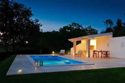 Image de Villa plongés dans le vert avec piscine privée et non loin des plages de Porec!