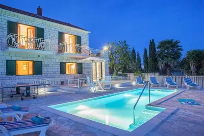 Image de Villa familiale Vjeka avec piscine privée et aire de jeux à Sumartin, île de Brac