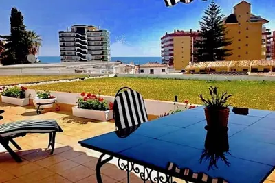 Image de Vue sur la mer, immense terrasse, à quelques minutes à pied du train, des plages et de la vie nocturne florissante.