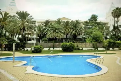 Image de Bel appartement   terrasse et piscine, proche mer dans un immeuble de standing.