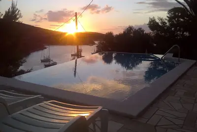Appartement de deux chambres avec une grande salle journalière et une infinité, chauffée, piscine de massage