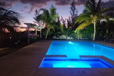 Image de Bateau et voiture 8 places inclus. Propriété de luxe au bord de l'eau avec piscine.
