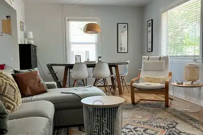 Image de Charmante maison proche du centre-ville, conviviale et familiale, avec chambres climatisées.