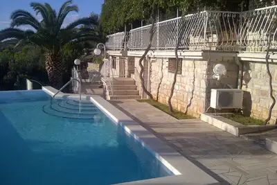 Image de A2 Studio avec 4 lits et chauffée, infinity, piscine de massage