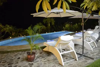Image de Villa de luxe avec piscine et vue spectaculaire sur l'océan