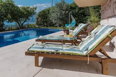 Image de Maison de vacances en front de mer Villa Radanovic avec piscine et vue sur la mer de la baie de Kotor