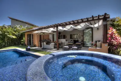 Image de Villa La Magdalena avec concierge et femme de chambre.