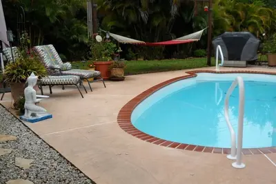 Image de Brise tropicale Pool Piscine chauffée, kayak, vélos, WiFi, câble, bien approvisionné, plage