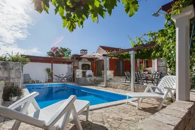 Image de Villa rustique pour 6 personnes avec piscine privée sur l'île de Solta
