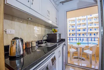 Image de Studio avec vue sur la piscine et joli balcon et Wifi gratuit