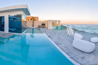 Image de Une toute nouvelle villa contemporaine spectaculaire nichée juste en face de la mer!