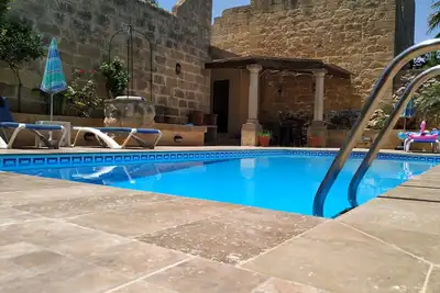 Image de Fantastique maison de caractère avec sa propre piscine privée et barbecue