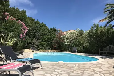 Image de La Croix-Valmer : dans un écrin de verdure, vue mer, proche plage, climatisation