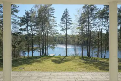 Image de Nouveau: Villa sur terrain au bord d'un lac de baignade dans une nature idyllique