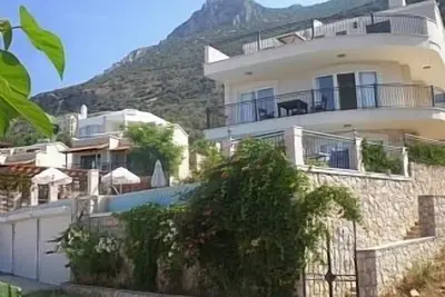 Image de Villa individuelle de luxe avec piscine privée à débordement, vue panoramique sur la mer, Wifi, climatisation.