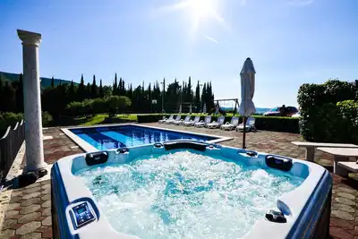 Image de Villa idéale pour une escapade avec piscine, tennis, football, basket-ball, salle de gym, bain à remous, cave