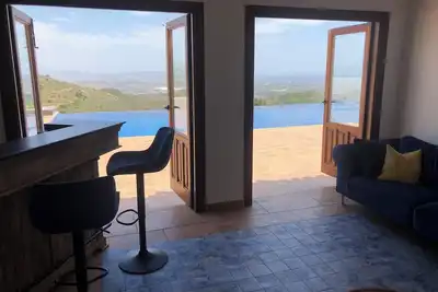 Image de Villa de luxe 5 chambres, 3 salles de bain, piscine \/ bain à remous, annexe séparée, aire de jeux.