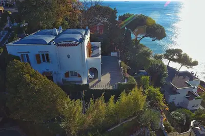 Image de balcon avec vue sur la mer, parking couvert, Wifi, Tv, 300 m de la mer, avec jardin