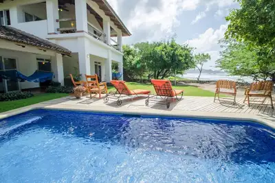 Image de Front de mer 4br \/ 4. 5ba avec piscine Ă droite sur la pause Surf Colorados!
