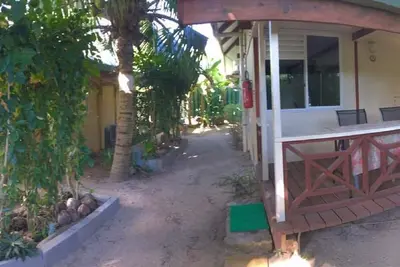 Image de Fare Maheata Vai Iti bungalow 2 personnes, cuisine privée salle de bain accès à la plage