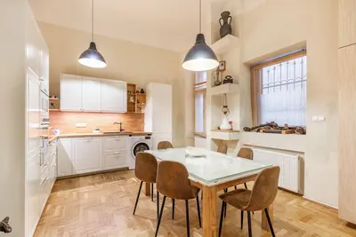 Image de Superbe Bourgeois Bohème Apt pour 4 pers (950 pi²) Centre Ville à la Synagogue Juive