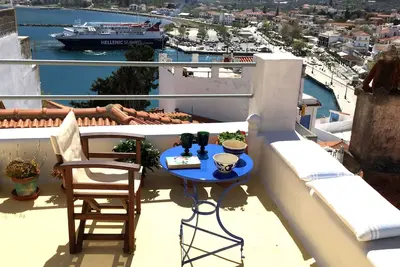 Image de Agapi Nefeli, unique terrasse sur le toit surplombant le port et la ville de la ville de Skopelos