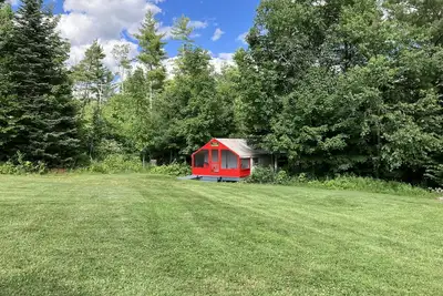 Image de Glamp Suzanne: Toile Cabine On Pretty Adirondack Farm Offres Vie PRIVÉE Et Vues