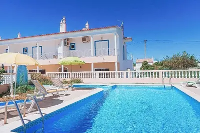 Image de maison r / c avec espace pour les repas en plein air avec barbecue, 2500 du village