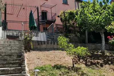Image de Villa avec jardin dans un village médiéval entre mer et montagne.