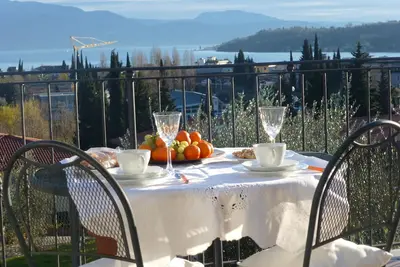 Image de Appartement dans Villa, A / C, jardin, balcon avec vue fantastique sur le lac