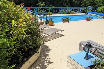 Image de Appartement spacieux avec balcon et terrasse donnant sur la piscine privée