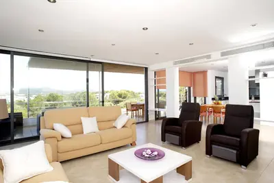 Image de Appartement de luxe avec de belles vues, piscine privée et accès à la plage