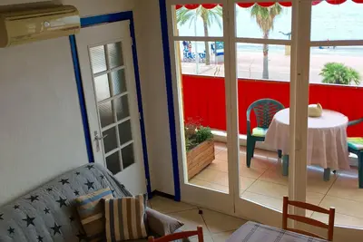 Image de Appartement 30 m2 à Cagnes entre Cannes et Nice à 30 mètres de la plage, vue mer