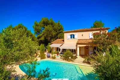 Image de Villa climatisée avec piscine privée à 5km du centre d'Avignon