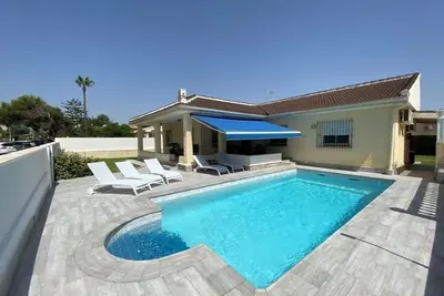 Image de Villa de rêve avec piscine privée, à 50m. de la plage