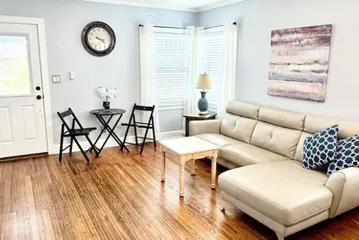 Image de Charming Beach House / 60 secondes de la plage / 2 vélos, Grill, 4 places de parking!
