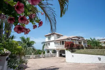Image de Maison de style méditerranéen avec Wi-Fi. Juste un court trajet en voiture de la plage.