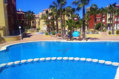 Image de Bel appartement moderne de 3 chambres et 2 salles de bain à Puerto Marina avec wifi et télévision britannique