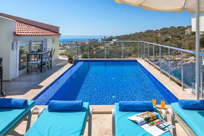 Image de Belles vues de luxe romantique de luxe, piscine privée sur le toit, moderne et spacieux