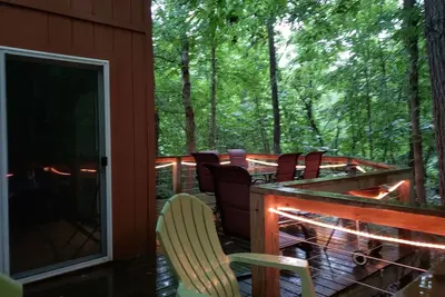 Image de On se sent comme dans une cabane dans les arbres! Sur le ruisseau! Foyer! 2min Ă la cave!