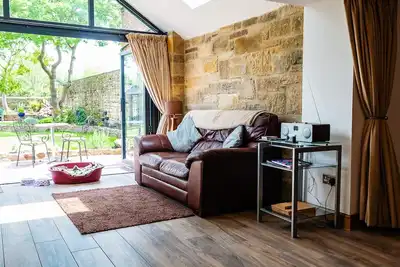 Image de Cross House Studio Conversion de grange en pierre adaptée aux chiens au cœur de Warkworth