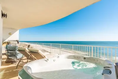 Image de Magnifique lieu turquoise! Plan d'étage spacieux, peut accueillir jusqu'à 12 personnes, des vues sur des miles!