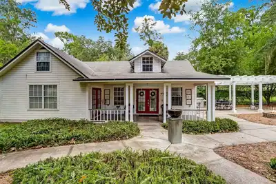 Image de Graceful Southern Guesthouse + salon extérieur